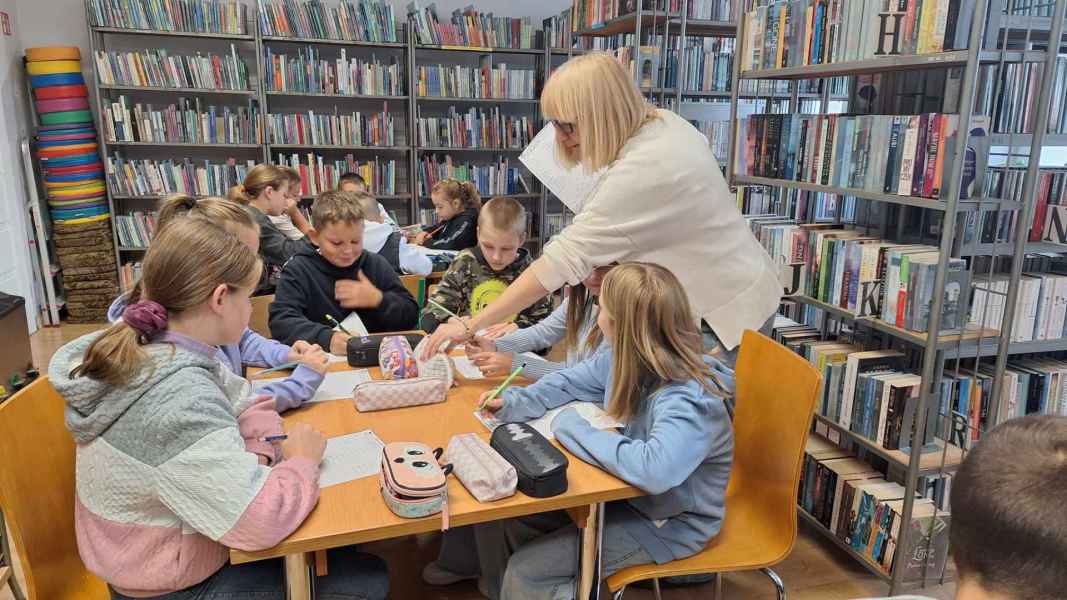 zdjęcie nauczycielki matematyki przy stoliku z dziećmi