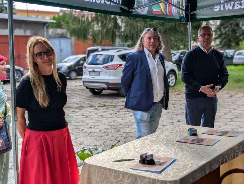 zdjęcie dyrektor biblioteki, wykonawcy i burmistrza Szprotawy