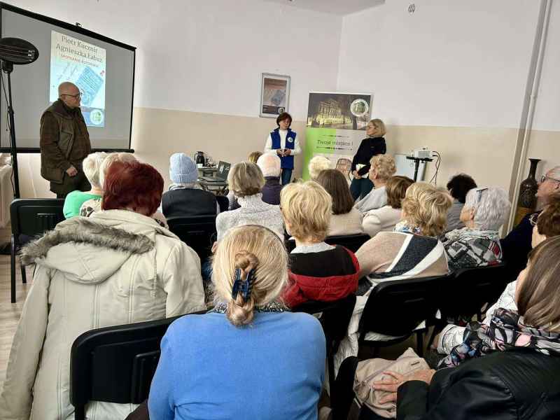 zdjęcie autorów, bibliotekarki oraz zebranych gości