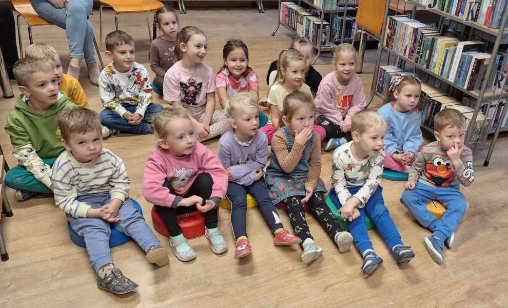 zdjęcie reakcji dzieci podczas oglądania teatrzyku