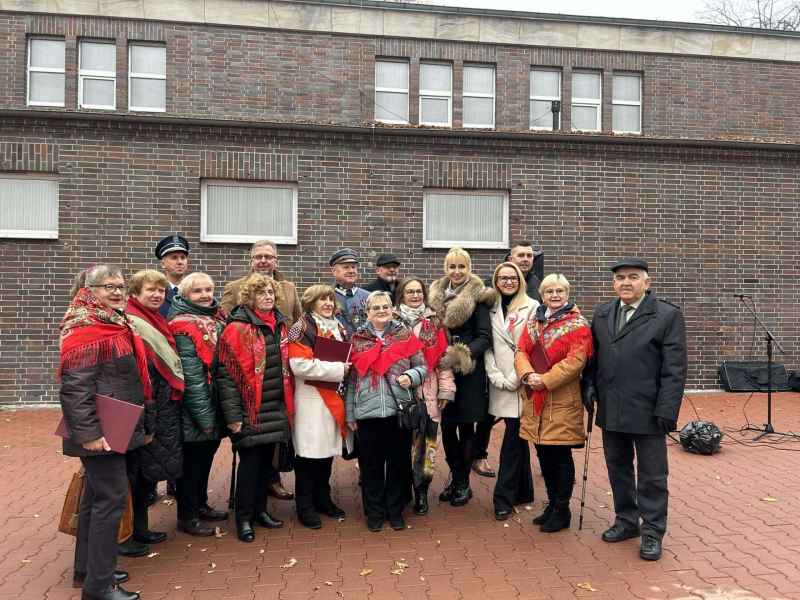 zdjęcie grupowe burmistrza Szprotawy, komendanta policji, radnych miasta i powiatu, dyrektor biblioteki i LO oraz zespołu Magdalenki