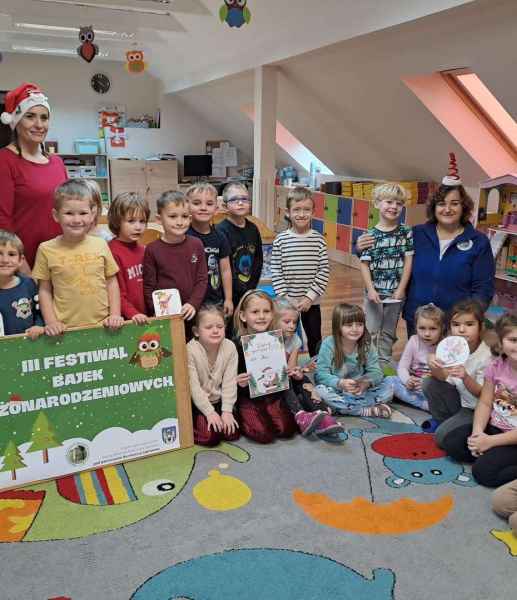 zdjęcie przedszkolaków trzymających dyplom, plakat festiwalu oraz bibliotekarek