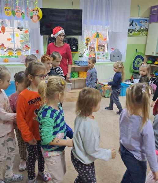 zdjęcie dzieci z bibliotekarką chodzących po kole