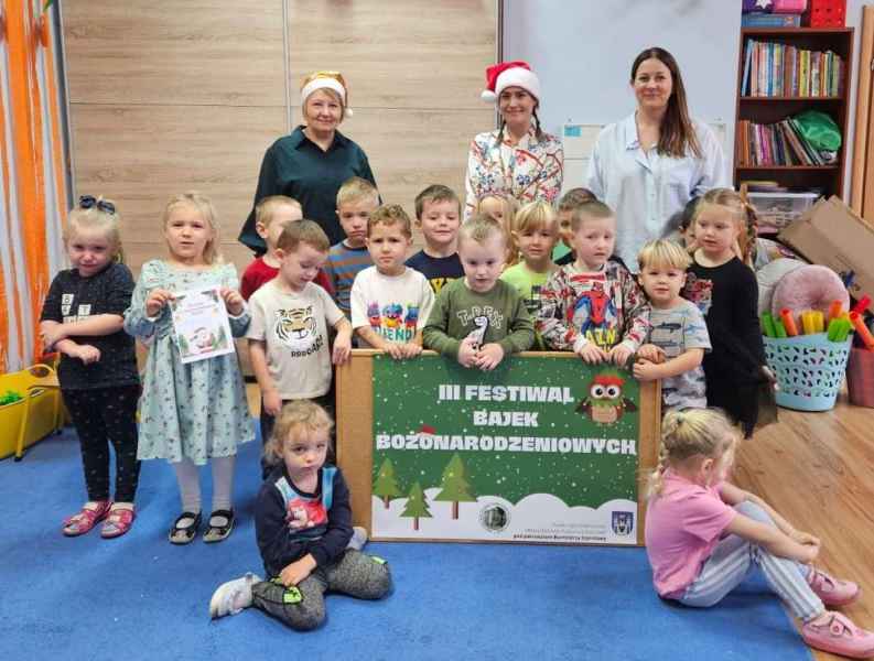 zdjęcie dzieci z plaktem projektu, dyplomem wraz z bibliotekarkami i wychowawczynią