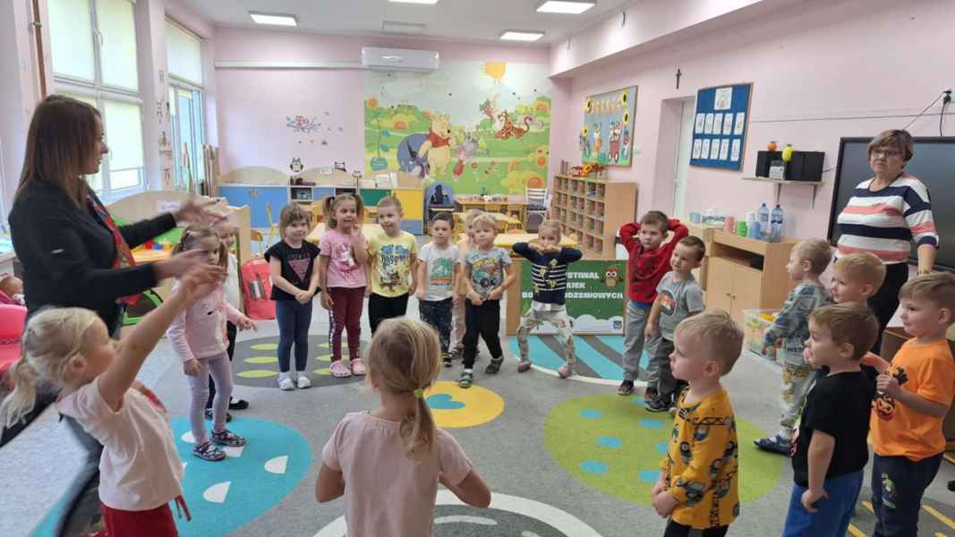 zdjęcie bibliotekarki podczas zabaw ruchowych z dziećmi w kółku