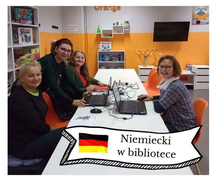 zdjęcie trzech kursantek przy laptopach, obok bibliotekarka, na dole flaga Niemiec i napis Niemiecki w bibliotece