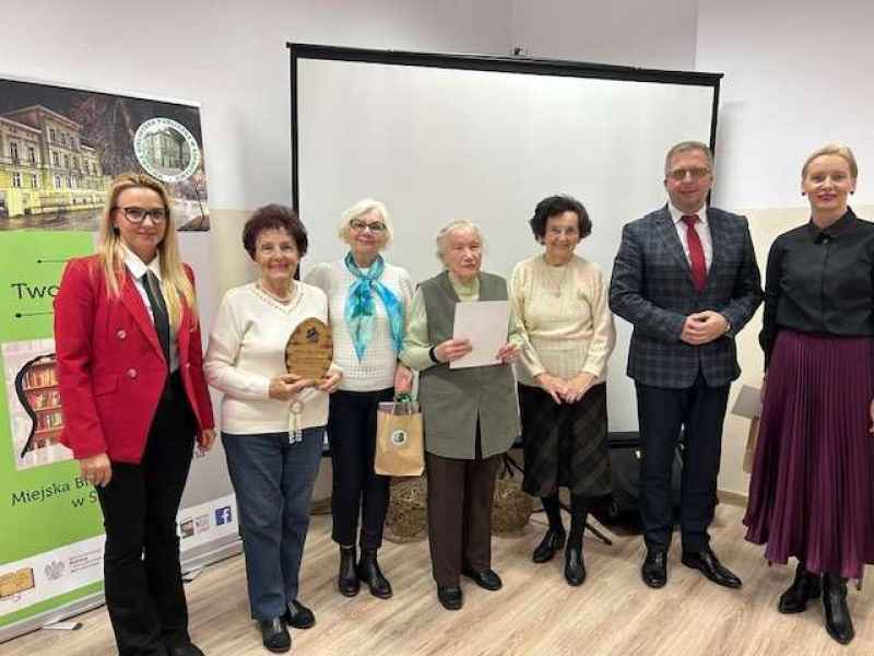 grupowe zdjęcie uczestników DKK z dyrektor biblioteki, burmistrzem i dyrektor SP1