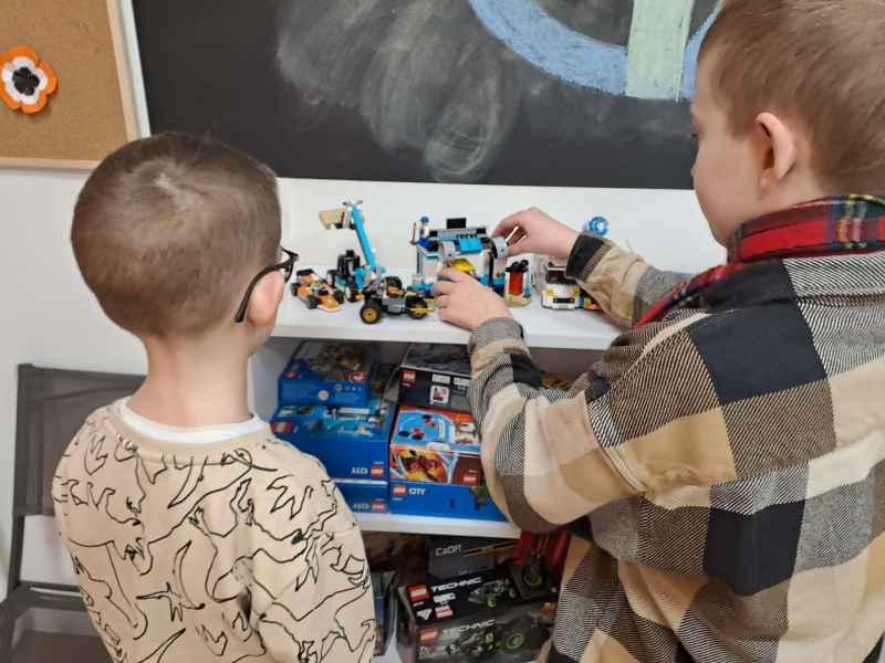 zdjęcie chłopców podczas prezentacji i zabawy złożonymi modelami z klocków lego
