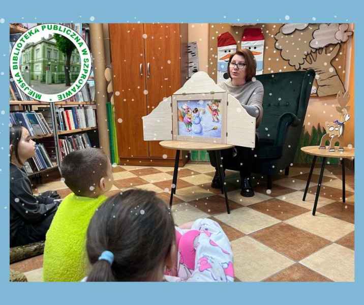 zdjęcie bibliotekarki podczas prezentacji teatrzyku dzieciom, po lewej logo biblioteki