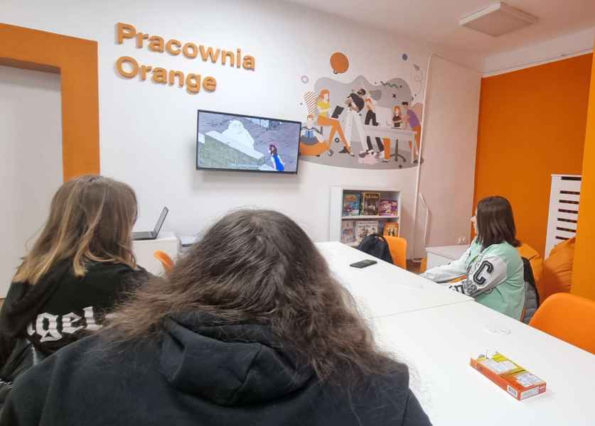 zdjęcie nastolatek oglądających film na ekranie w pracowni orange