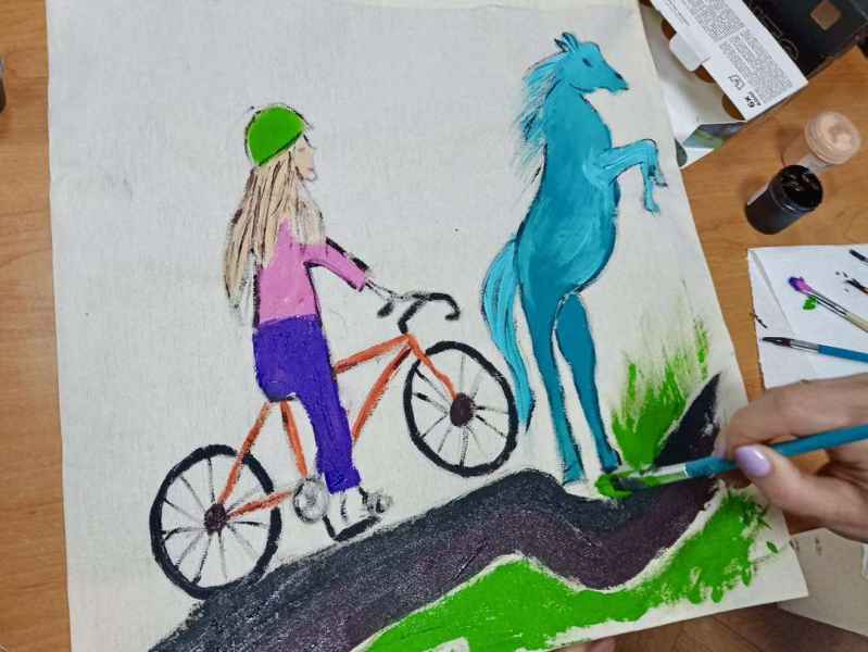zdjęcie torby z malunkiem dziewczynki na rowerze i konia