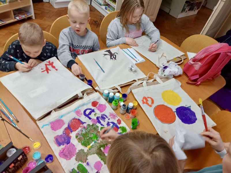 zdjęcie dzieci podczas malowania toreb