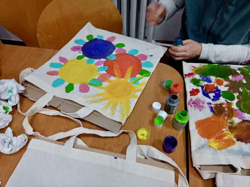 zdjęcie toreb płóciennych w trakcie malowanie przez dzieci