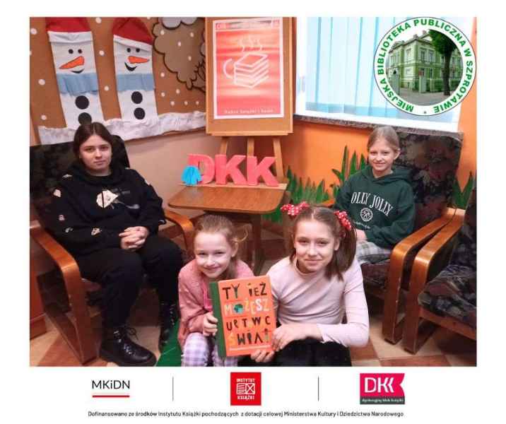 zdjęcie dziewczynek pokazujących książkę, po prawej logo biblioteki, na dole logo MKiDN, instytutu książki i DKK i napis dofinansowano ze środków instytutu książki pochodzących z dotacji celowej ministerstwa kultury i dziedzictwa narodowego