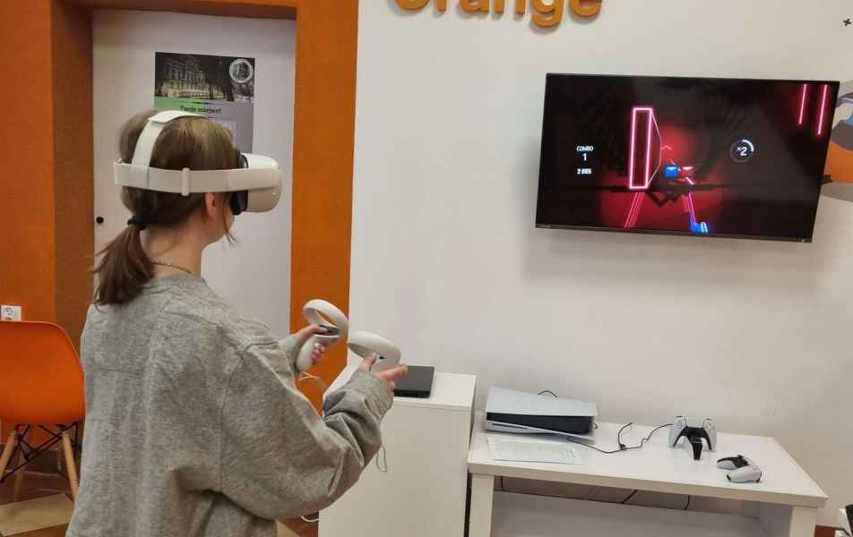 zdjęcie dziewczynki grającej w grę ruchową z goglami VR