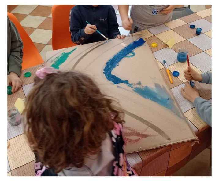 zdjęcie dzieci podczas malowania zorzy polarnej na kartonie