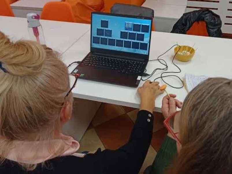 zdjęcie dwóch czytelniczek podczas rozwiązywania zadania na laptopie