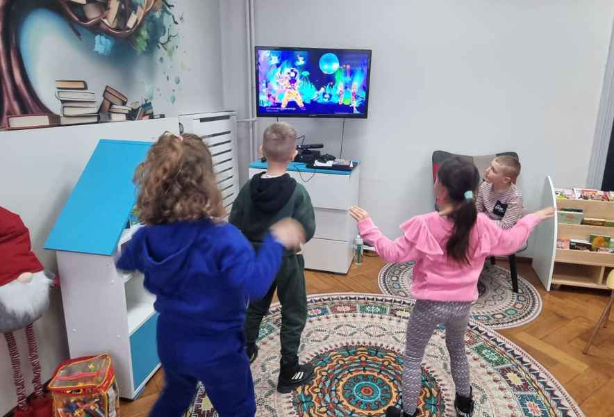 zdjęcie dzieci w trakcie tańczenia do muzyki z konsoli
