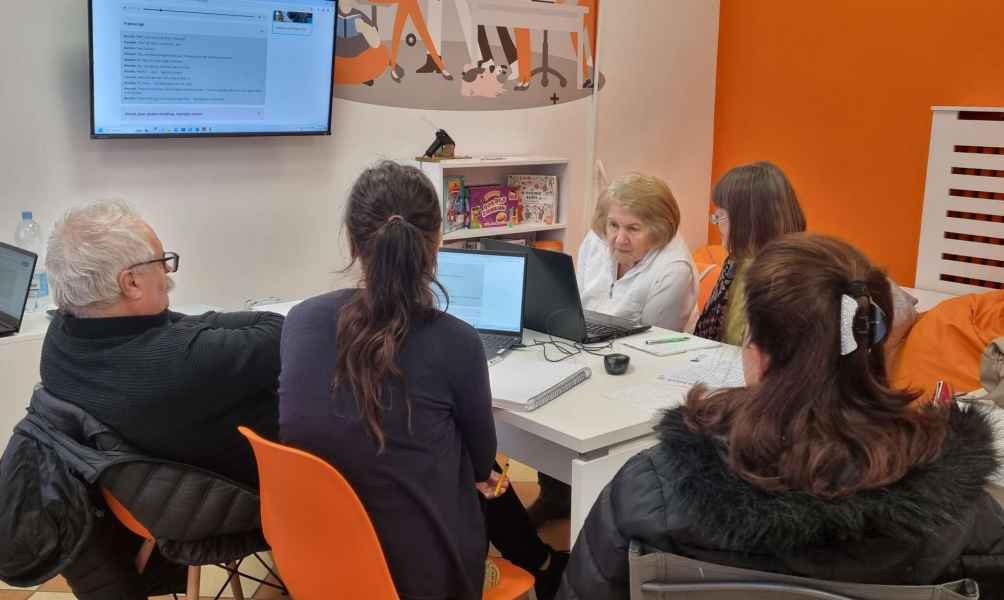 zdjęcie czytelników podczas słuchania nagrania w pracowni orange
