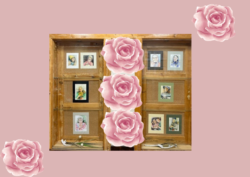 zdjęcie szklanej gabloty z obrazami nestorów, w różowej ramce z różami