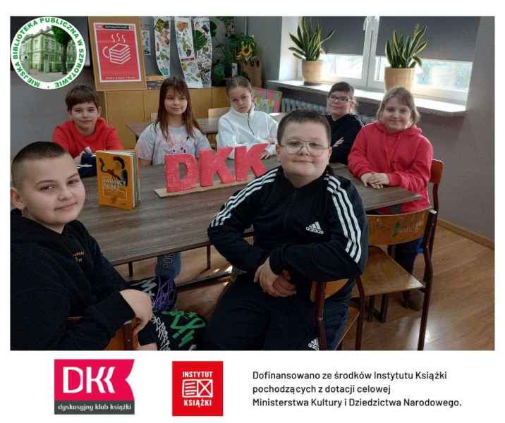 zdjęcie dzieci przy stoliku, na górze logo biblioteki, na dole logo DKK i Instytutu Książki
