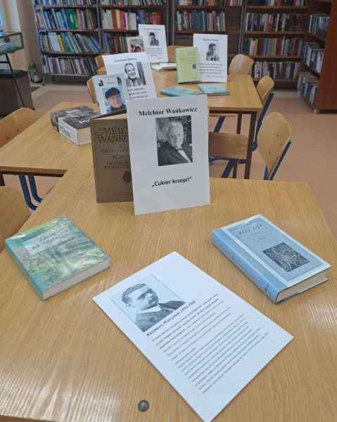 zdjęcie książek na stolikach oraz kartek ze zdjęciem, nazwiskiem oraz cytatem literackich patronów