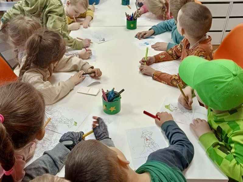 zdjęcie dzieci podczas rysowania postaci z bajki
