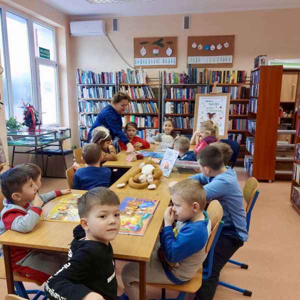zdjęcie bibliotekarki przy stoliku z dziećmi
