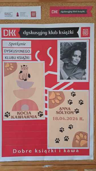 tablica DKK ze zdjęciem autorki książki Kocia kawiarniaoraz okładka książki
