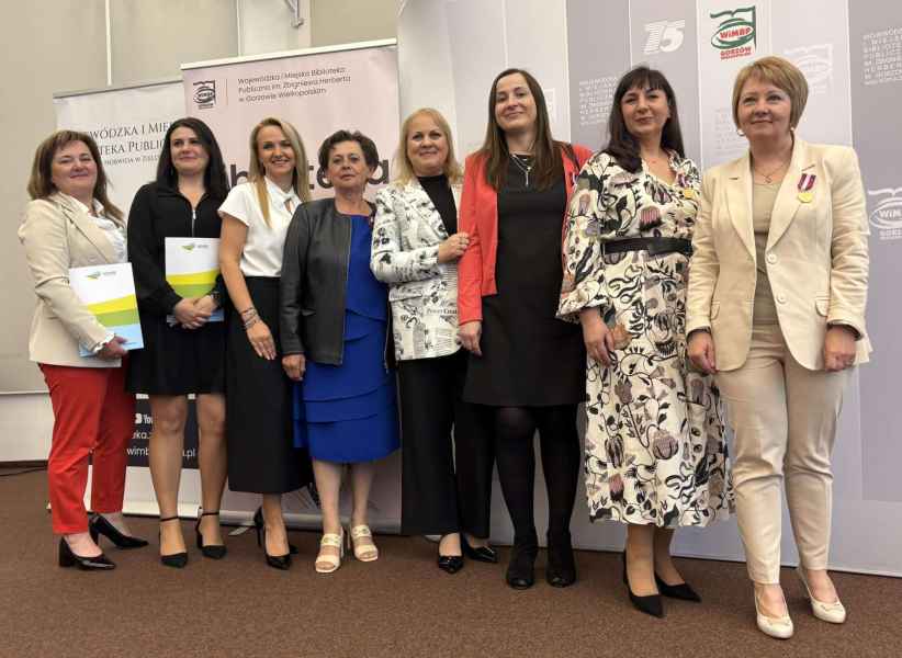 grupowe zdjęcie pracowników biblioteki wraz z bibliotekarkami z Żagania
