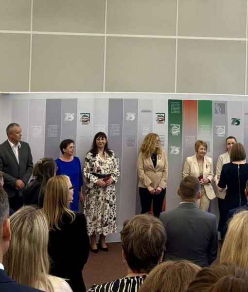 zdjęcie dwóch bibliotekarek podczas rozdawania nagród wśród innych nagrodzonych