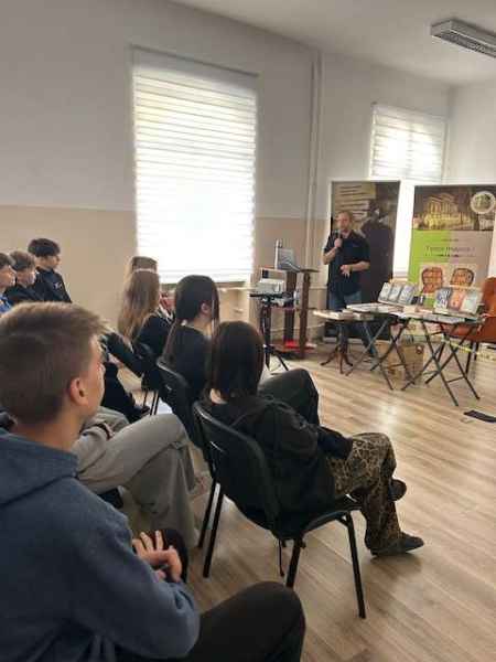 zdjęcie pisarza mówiącego do widowni w tle baner biblioteki