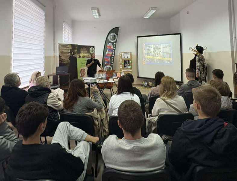 zdjęcie publiczności słuchającej autora podczas przemówienia i prezentacji