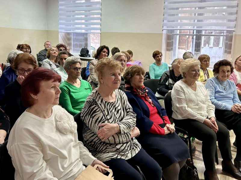 zdjęcie zaproszonej widowni słuchającej autorki