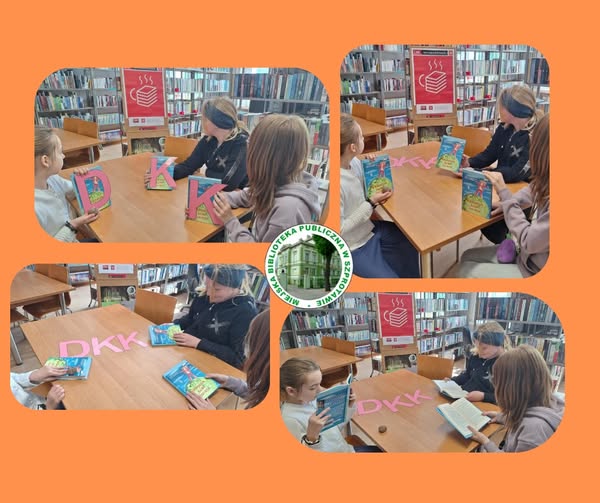 kolaż zdjęć dziewczynek z książkami i literami DKK przy stoliku pośrodku logo biblioteki całość na pomarańczowym tle