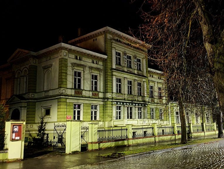 zdjęcie budynku Miejskiej Biblioteki Publicznej nocą