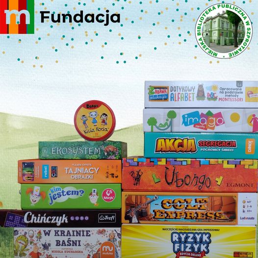 zdjęcie stosu gier planszowych na tle grafiki wzgórz nad nimi logo biblioteki oraz logo fundacji mbanku